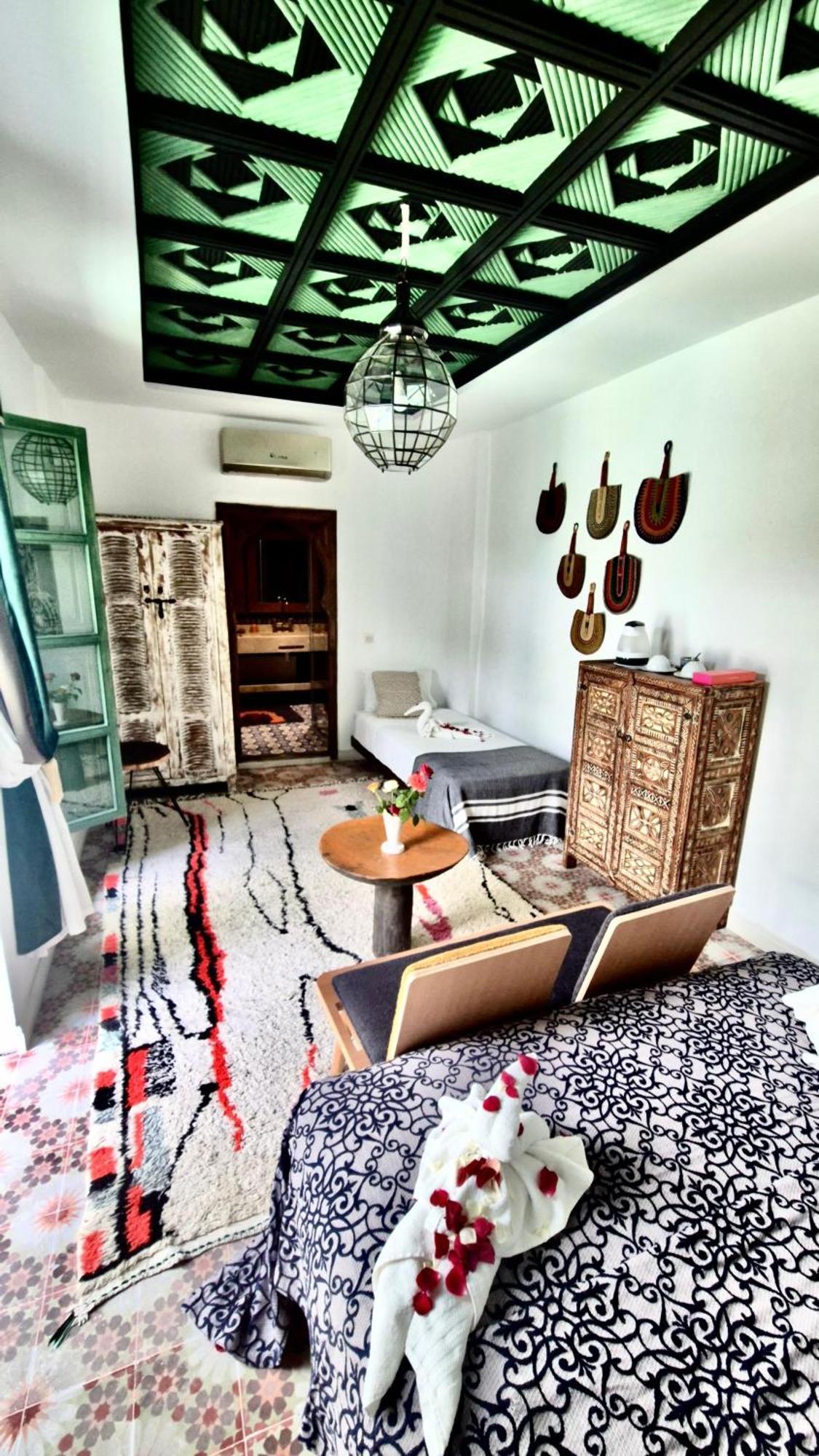 Riad Jil & *